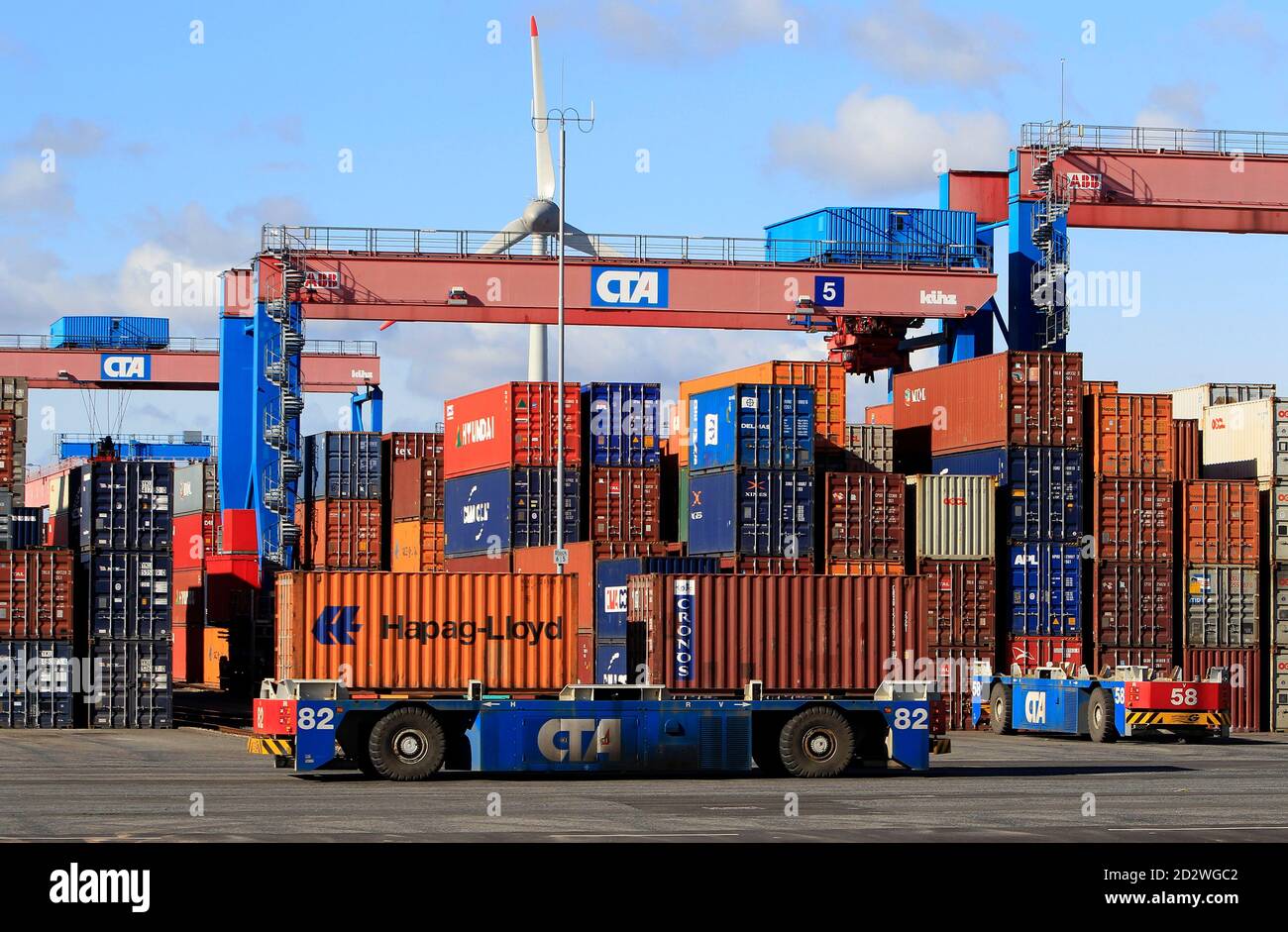 Container terminal automation hi-res stock photography and images - Alamy