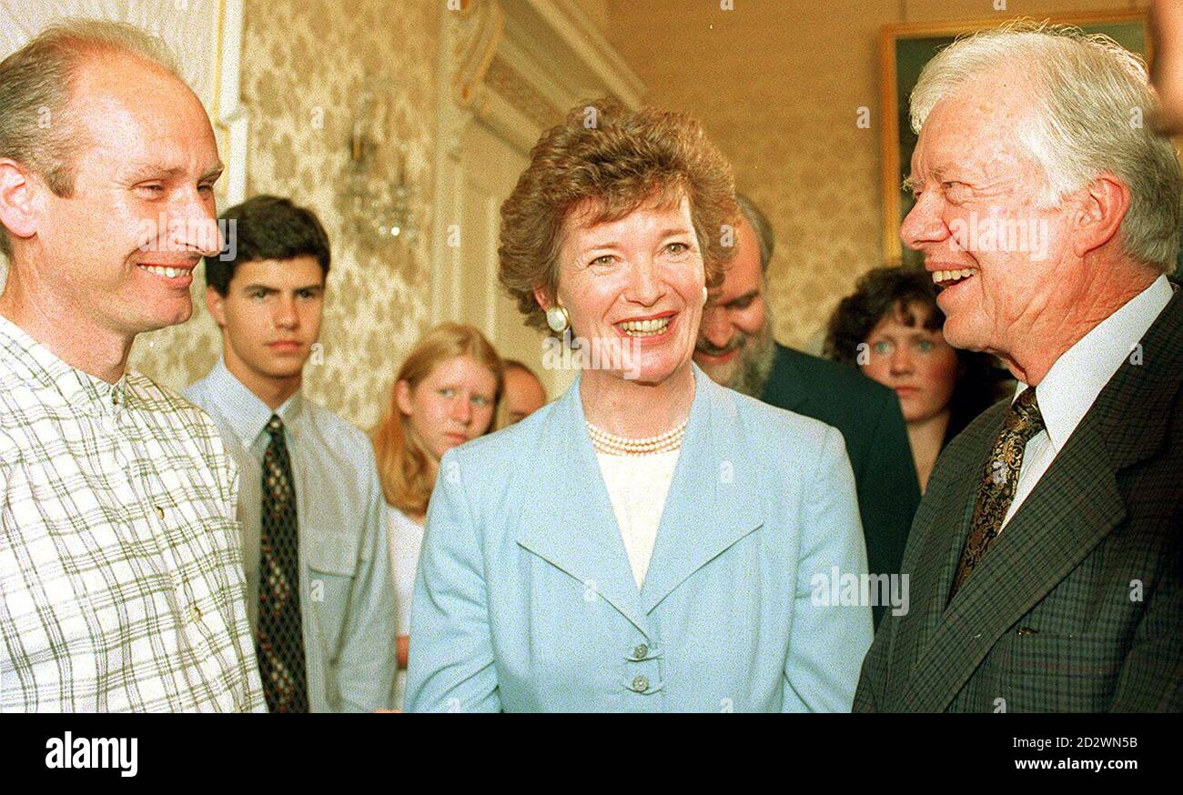 Irish President Mary Robinson meeting both former-US President Jimmy Carter (right) and Billy Hutchinson, one of the leaders of the Loyalist Progressive Unionist Party, in Dublin today (Monday). The two men were on separate visits to the Irish President and were introduced to each other as their visits overlapped. Stock Photo
