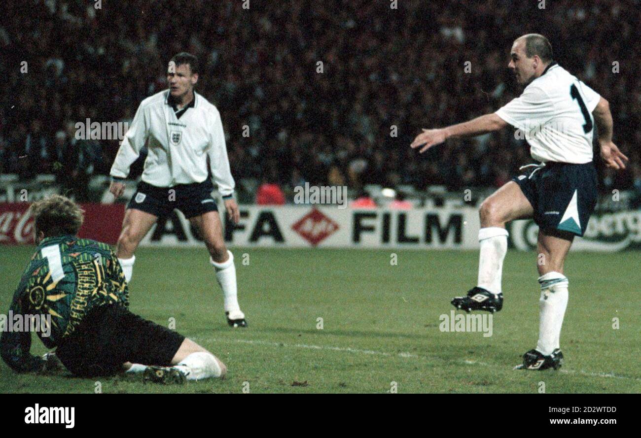 TEDDY SHERINGHAM (L) WATCHES AS TEAMMATE STEVE STONE PUTS ENGLAND'S THIRD GOAL PAST SWITZERLAND'S MARCO PASCOLO IN THE GREEN FLAG INTERNATIONAL, AT WEMBLEY. Stock Photo