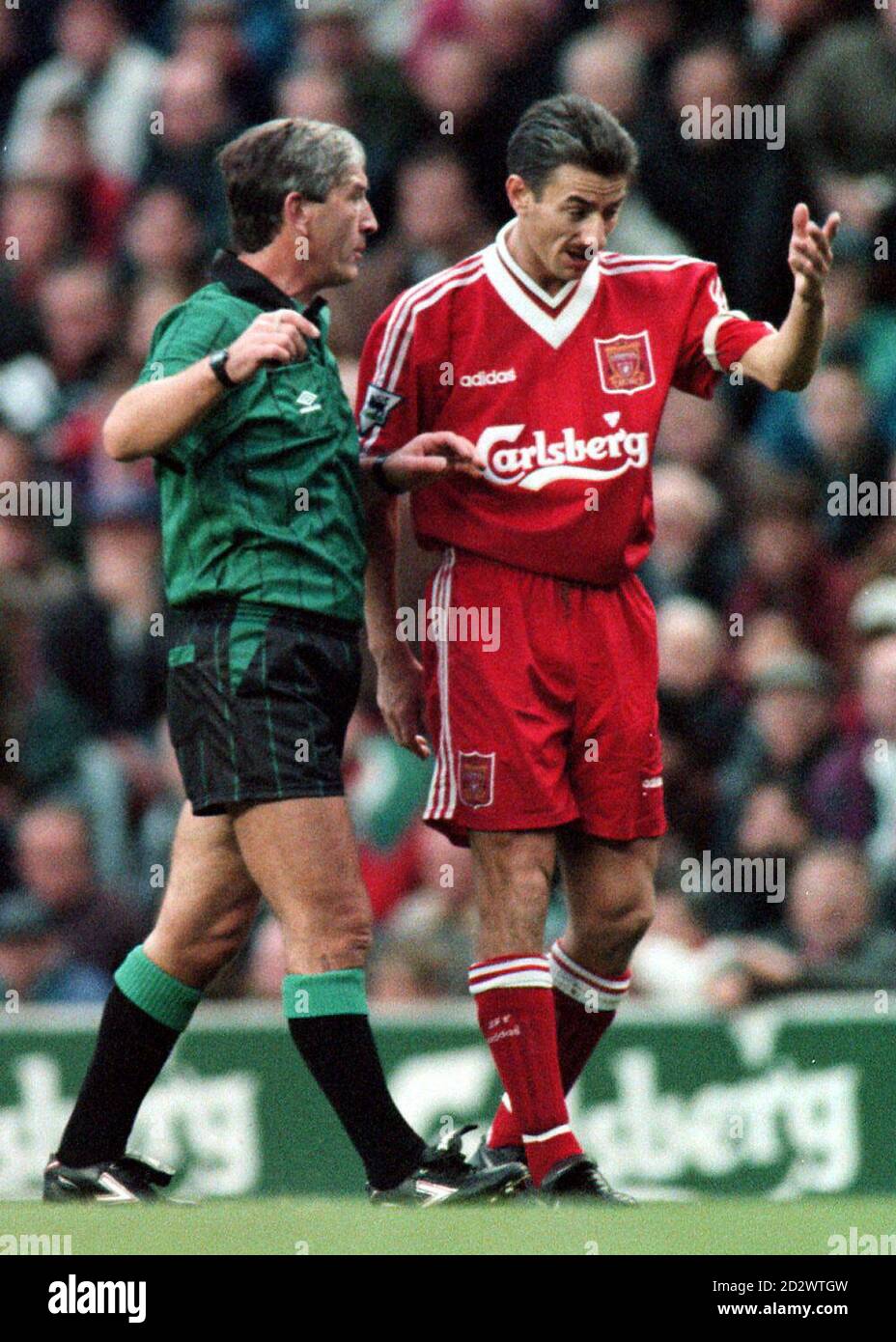 Liverpool S Ian Rush Talks To The Ref After His First Half Goal Was Disallowed Against Everton At Anfield Stock Photo Alamy