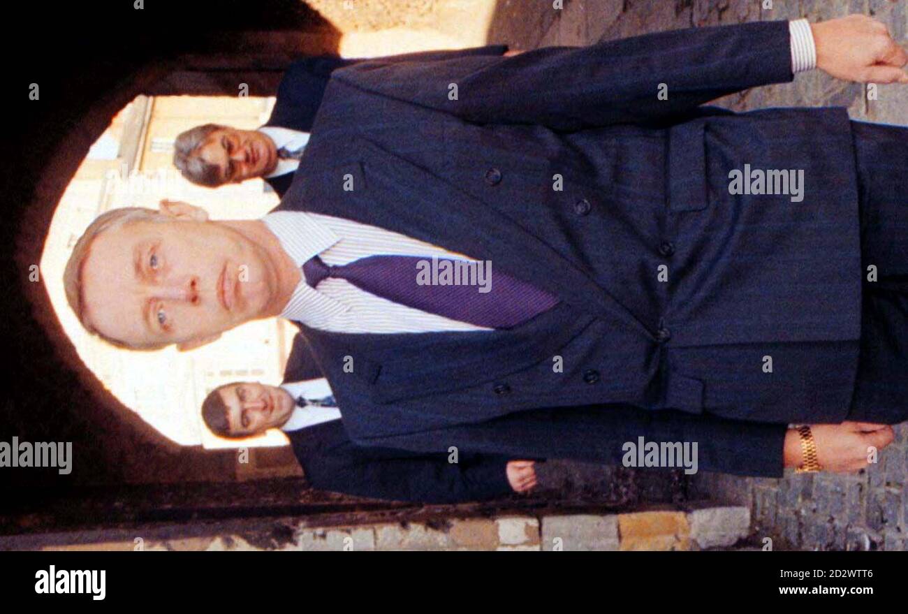Detective Superintendent John Bennett, the original investigating officer in the Rosemary West case, pictured arriving at Winchester Crown Court on 9.10.95. Housewife Rosemary West was today (Tuesday) dramatically found guilty of the murder of her daughter Heather, 16, stepdaughter Charmaine, 8, and lodger Shirley Ann Robinson, at Winchester Crown Court.  Stock Photo