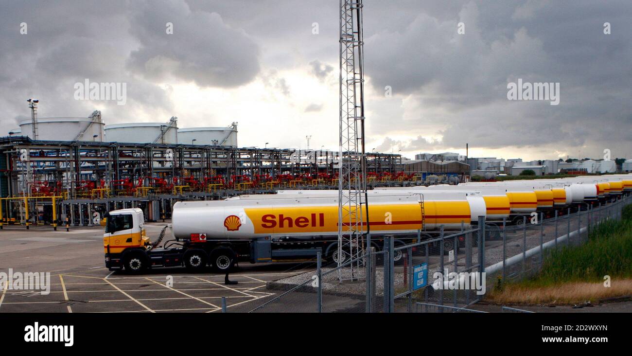 Shell fuel tankers stand idle at Shell's Stanlow terminal near Liverpool , northern England, June 13, 2008.  A four-day strike over pay by hundreds of Shell fuel tanker drivers in Britain started on Friday morning.     REUTERS/Phil Noble (BRITAIN) Stock Photo
