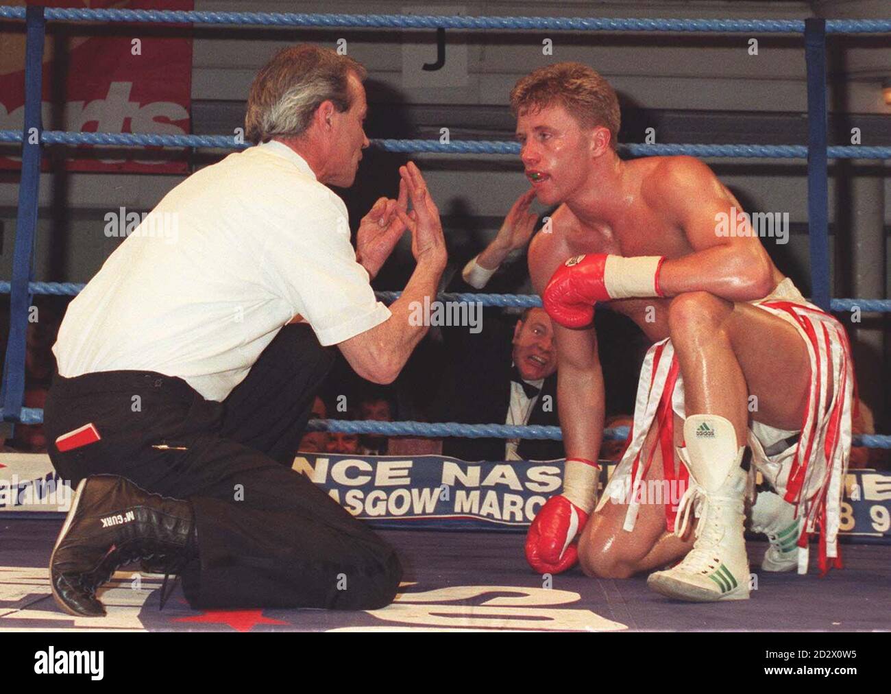 Boxing referee counting hires stock photography and images Alamy