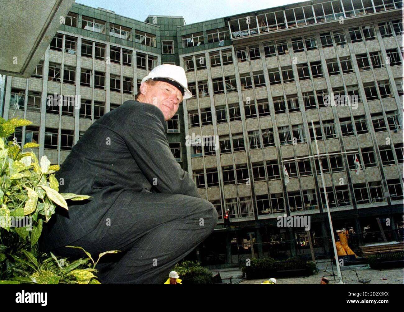 Liberal Democrat leader Paddy Ashdown surveys the damage caused to Manchester city centre by last Saturday's massive IRA bomb. Photo by Brian Williamson/PA/POOL. Stock Photo