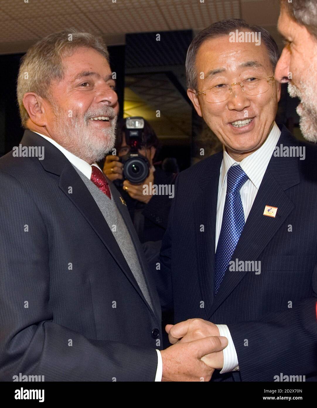 Brazil's President Luiz Inacio Lula da Silva (L) and Ban Ki-moon (C), Secretary-General of the United Nations, talk during a food summit of Latin American and African heads of state in Rome November 15, 2009. World leaders and government officials will meet in Rome on Monday for a three-day U.N. World Food Summit on Food Security. REUTERS/Alessandro Bianchi   (ITALY POLITICS FOOD) Stock Photo