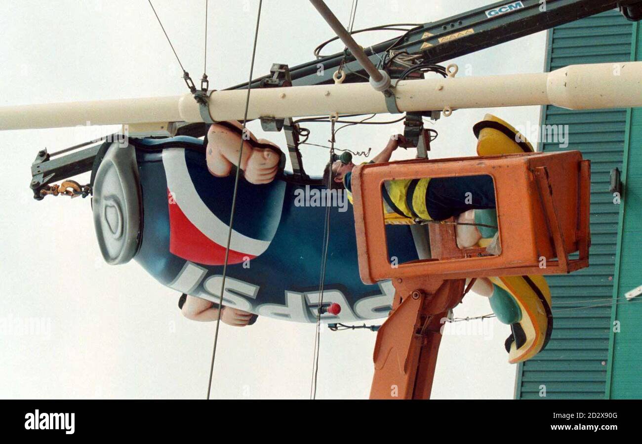 FOR FIRST USE ON SATURDAY, AUG 24. Workmen hoist a giant illumination