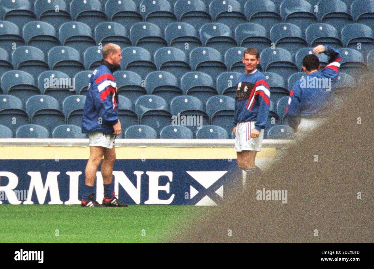 Rangers Legend Paul Gascoigne Caught In Hysterical Prank Where Pals Trick Him Into Lying Down - Foto 2