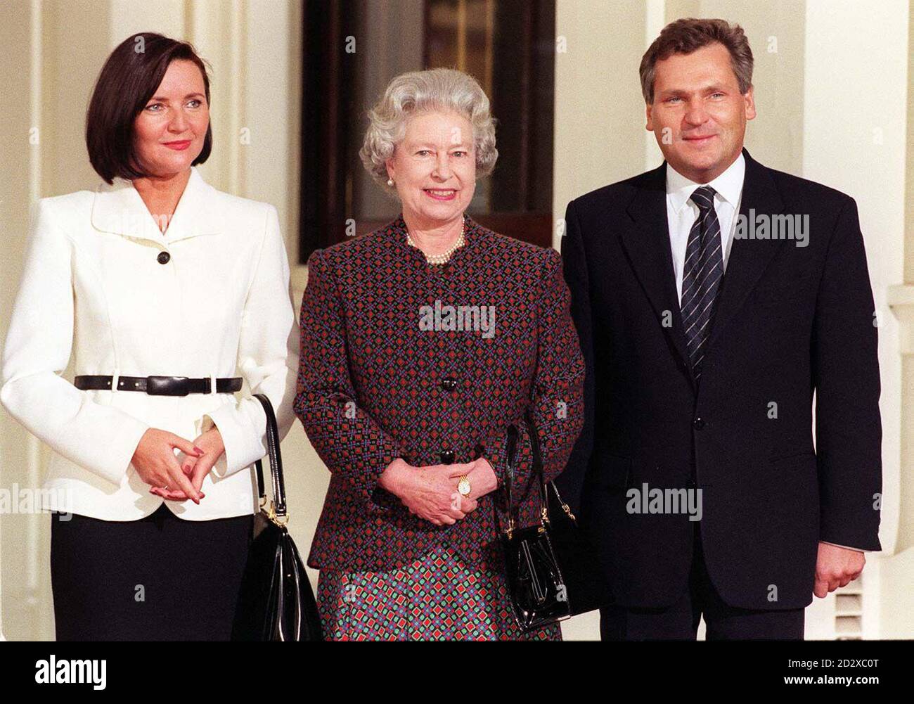 The Queen  greets Polish President Aleksander Kwasniewski and his wife Jolanta at Buckingham Palace today (Thursday) during his official visit to the UK. Photo by Fiona Hanson. WPA ROTA Stock Photo
