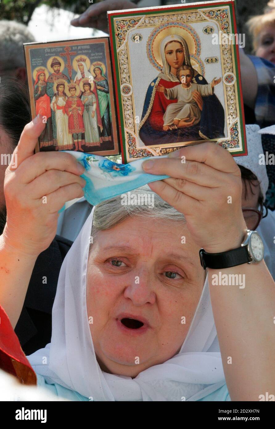 A woman holds Orthodox icons and sings during a rally by nationalist and religious groups denouncing a planned gay activist parade in Moscow May 26, 2007.     REUTERS/Sergei Karpukhin (RUSSIA) Stock Photo