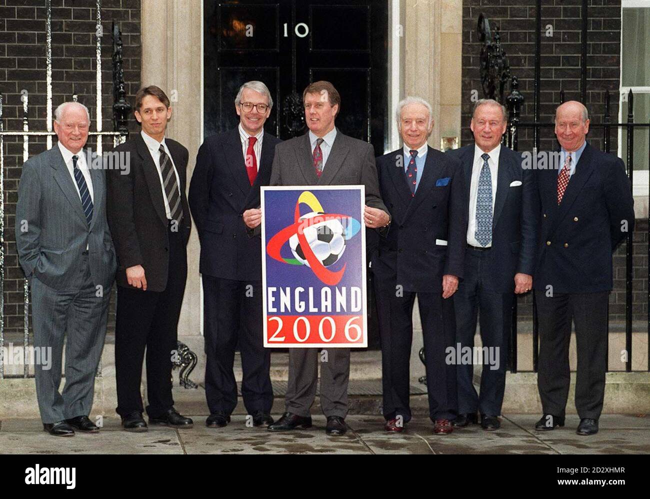 Prime Minister John Major (3rd left) poses with half-a-dozen of England's finest former internationals, at 10 Downing Street today (Weds), where he said that he believed England would deserve to succeed in its bid to host the 2006 World Cup tournament on merit. (l/r) Tom Finney, Gary Lineker, John Major, Geoff Hurst, Sir Stanley Matthews, Nat Lofthouse and Sir Bobby Charlton. See PA Story POLITICS football. Photo by Sean Dempsey. Stock Photo