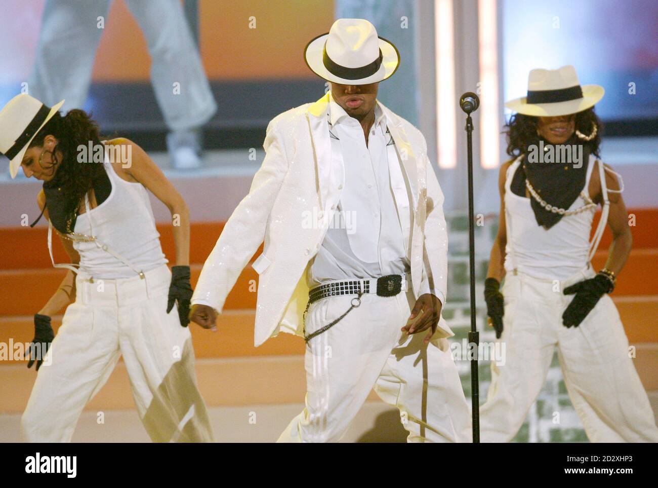 Singer Ne Yo Performs Because Of You At The 07 Bet Awards In Los Angeles California June 26 07 Reuters Mario Anzuoni United States Stock Photo Alamy
