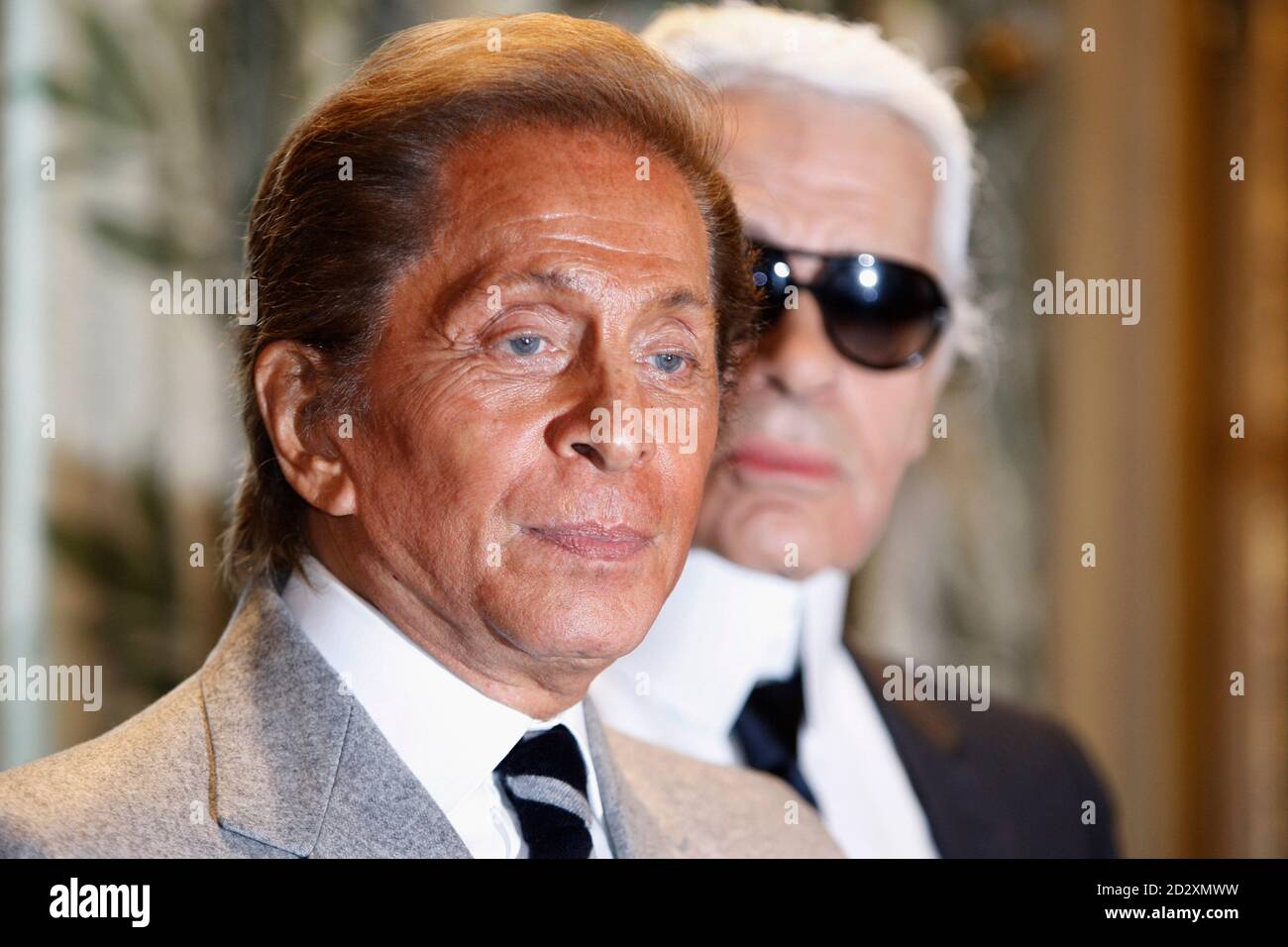 Eeuwigdurend affix positie Italian designer Valentino (L) stands with German designer Karl Lagerfeld  at a ceremony where Valentino was awarded the Medal of Paris at the Hotel  de Ville in the French capital, January 24,
