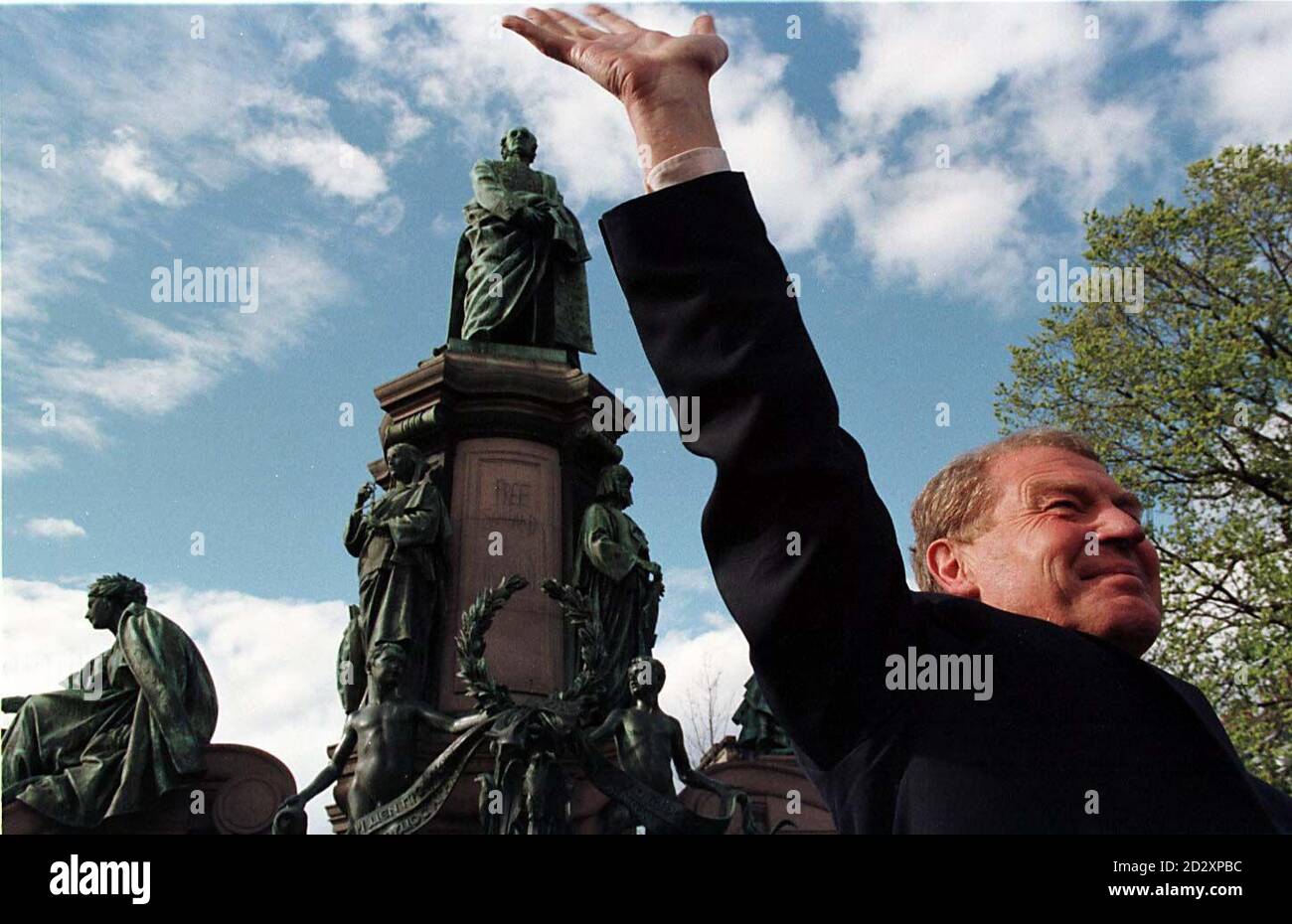Liberal Democrat leader Paddy Ashdown addresses a rally in Edinburgh this afternoon (Thursday) infront of a memorial to former British Prime Minister William Gladstone. His party launched into the last week of the campaign declaring confidence that they were poised to do better on May 1 than any time since the last war. Photo by Louisa Buller/PA. SEE PA STORY ELECTION Liberals. Stock Photo