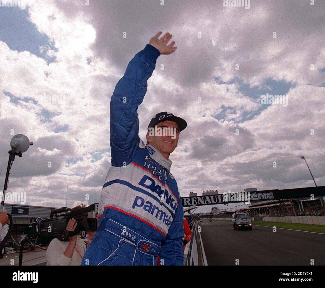 https://c8.alamy.com/comp/2D2Y0X1/damon-hill-waves-to-the-crowd-after-he-gained-his-first-formula-1-championship-points-at-silverstone-today-sunday-picture-david-jonespa-2D2Y0X1.jpg