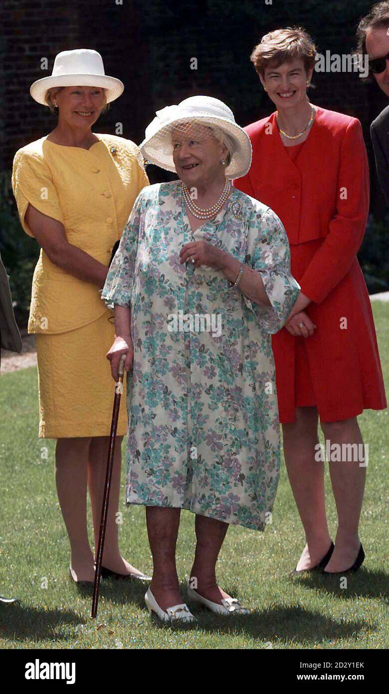 The Queen Mother  is the centre of attention,  after opening the new English Heritage garden at Walmer Castle, in  Kent, today (Monday). Telegraph Rota. Stock Photo