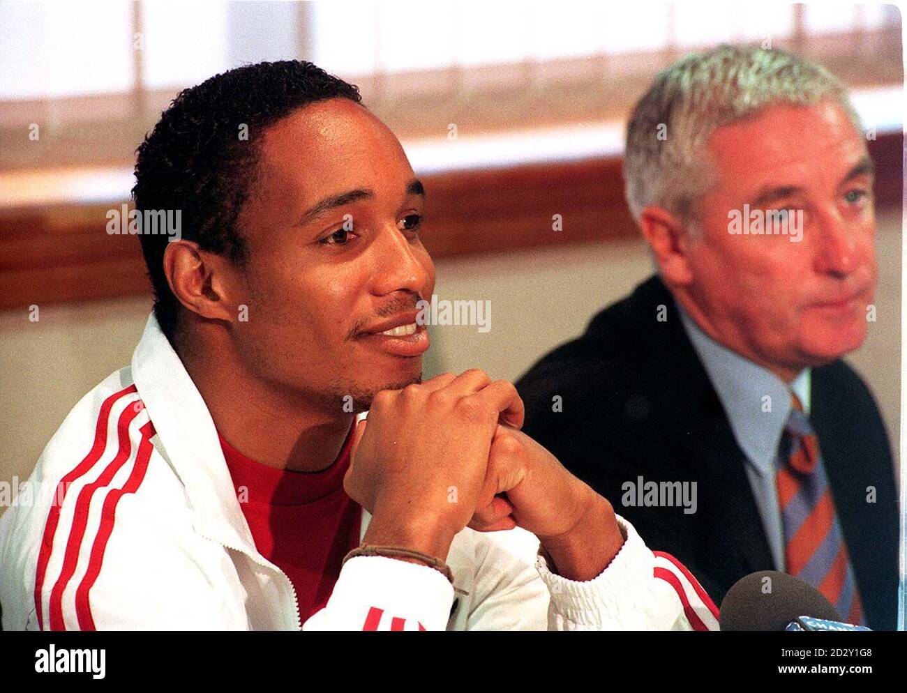 England midfielder Paul Ince sits with Liverpool manager Roy Evans during a news conference at Anfield today (Tuesday), after completing a  4.2 million switch to Liverpool. Ince, 29, warned he will make his former club Manchester United pay the ultimate price for their lack of interest in resigning him. PA Photos.Watch for PA Story Stock Photo