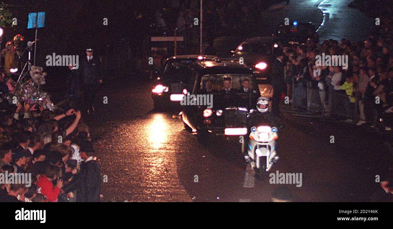 The body of Diana, Princess of Wales, was tonight taken from St James's Palace to Kensington Palace in preparation for tomorrow's funeral. Watched by thousands of mourners holding candles in silence, the hearse carrying the coffin draped in the Royal Standard makes the journey to Kensington Palace. See PA Story DIANA Coffin. Photo by David Giles/PA. Stock Photo