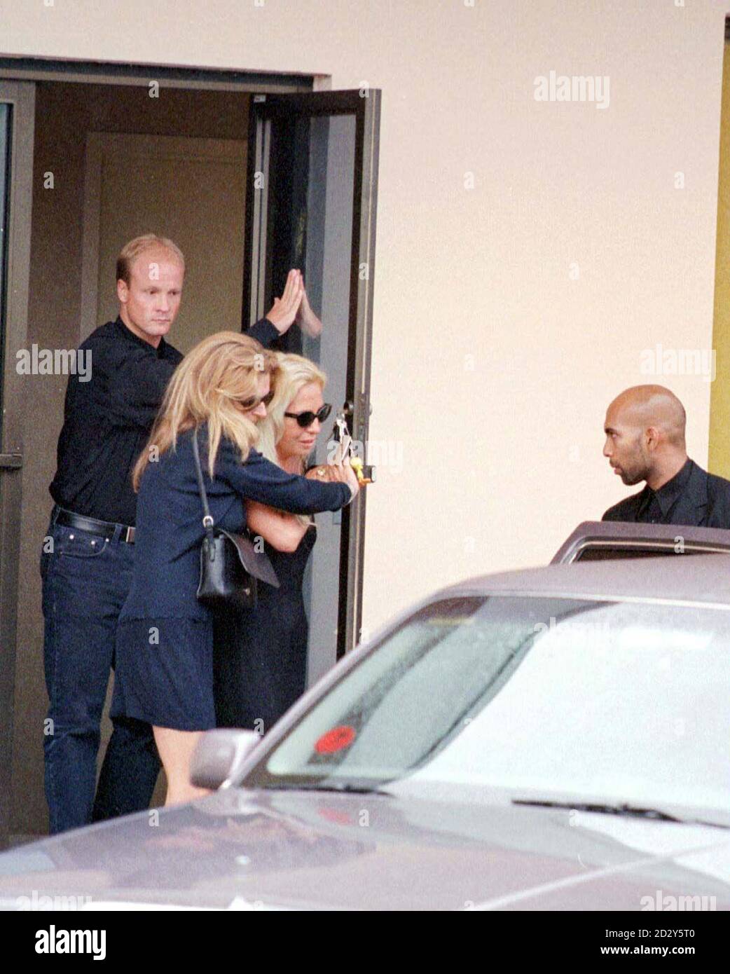 PA NEWS PHOTO : 16/7/97 : DONATELLA VERSACE LEAVES RIVERSIDE GORDON MEMORIAL  CHAPELS FOLLOWING THE FUNERAL SERVICE FOR HER BROTHER, FASHION DESIGNER,  GIANNI VERSACE Stock Photo - Alamy