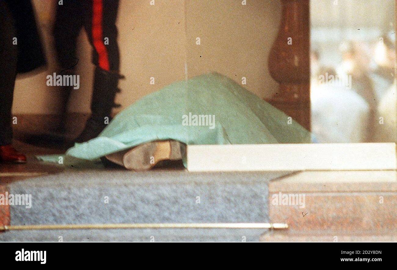 PA NEWS PHOTO : MILAN 1995 : THE MURDER SCENE OF DESIGNER MAURIZIO GUCCI.  (AG.DE BELLIS Stock Photo - Alamy
