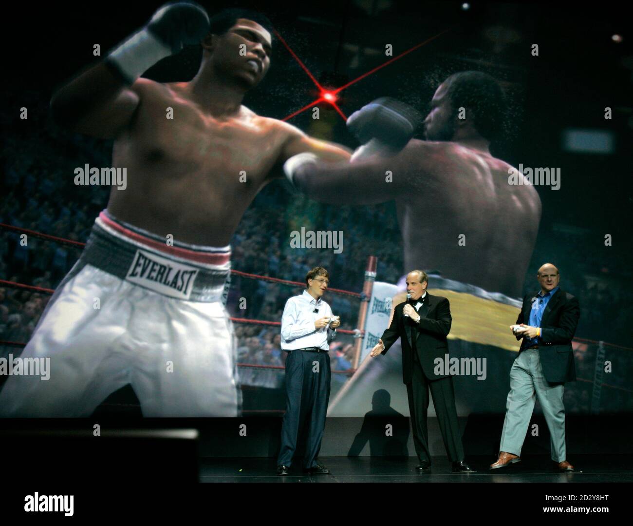 Inschrijven Waakzaamheid landinwaarts Microsoft Corp. Chairman Bill Gates (L) plays Fight Night Round 3 on an Xbox 360 with the game seen playing on a giant screen in the background against Microsoft CEO Steve Balmer ( Inschrijven Waakzaamheid landinwaarts Microsoft Corp. Chairman Bill Gates (L) plays Fight Night Round 3 on an Xbox 360 with the game seen playing on a giant screen in the background against Microsoft CEO Steve Balmer (