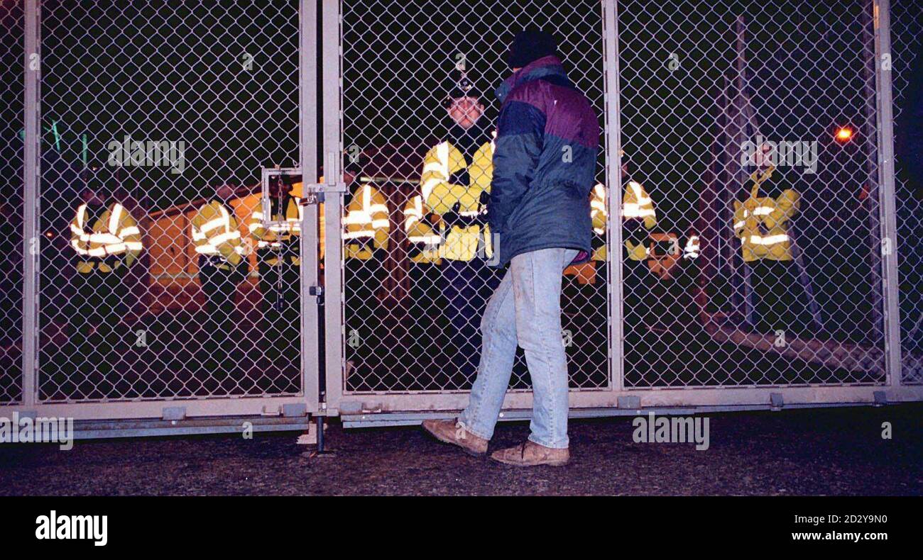 Police stand watch behind locked gates,  at Holyhead Port, last night (Weds) where Welsh farmers resumed blockades on Irish beef for the fourth night running.  Pic Dave Kendall. See PA Story FARMING Blockades. Stock Photo