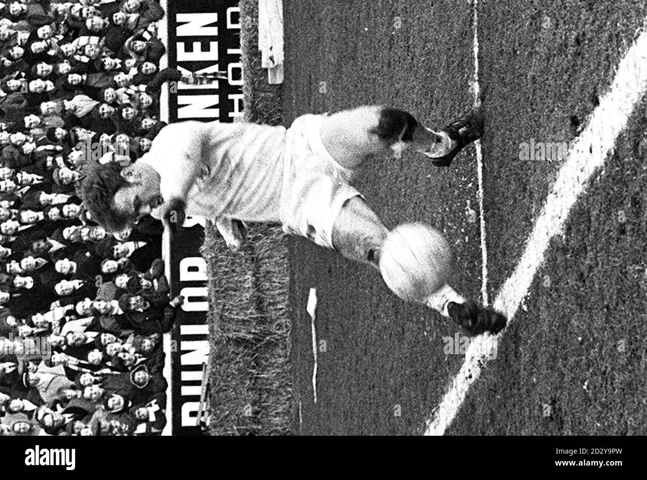 FILER : DATED 14.12.1969  of soccer star Billy Bremner in action for Leeds against Sheffield . The former Leeds and Scotland footballer  has died in hospital following a suspected heart attack. See PA Story SOCCER Bremner. PA Photos (AVAILABLE IN B/W ONLY) Stock Photo