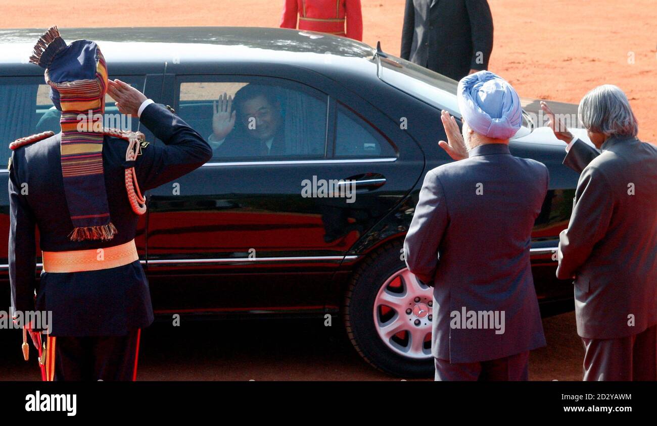 China S President Hu Jintao Waves From His Car To India S Prime Minister Manmohan Singh 2nd R And India S President A P J Abdul Kalam R After Attending His Ceremonial Reception At The