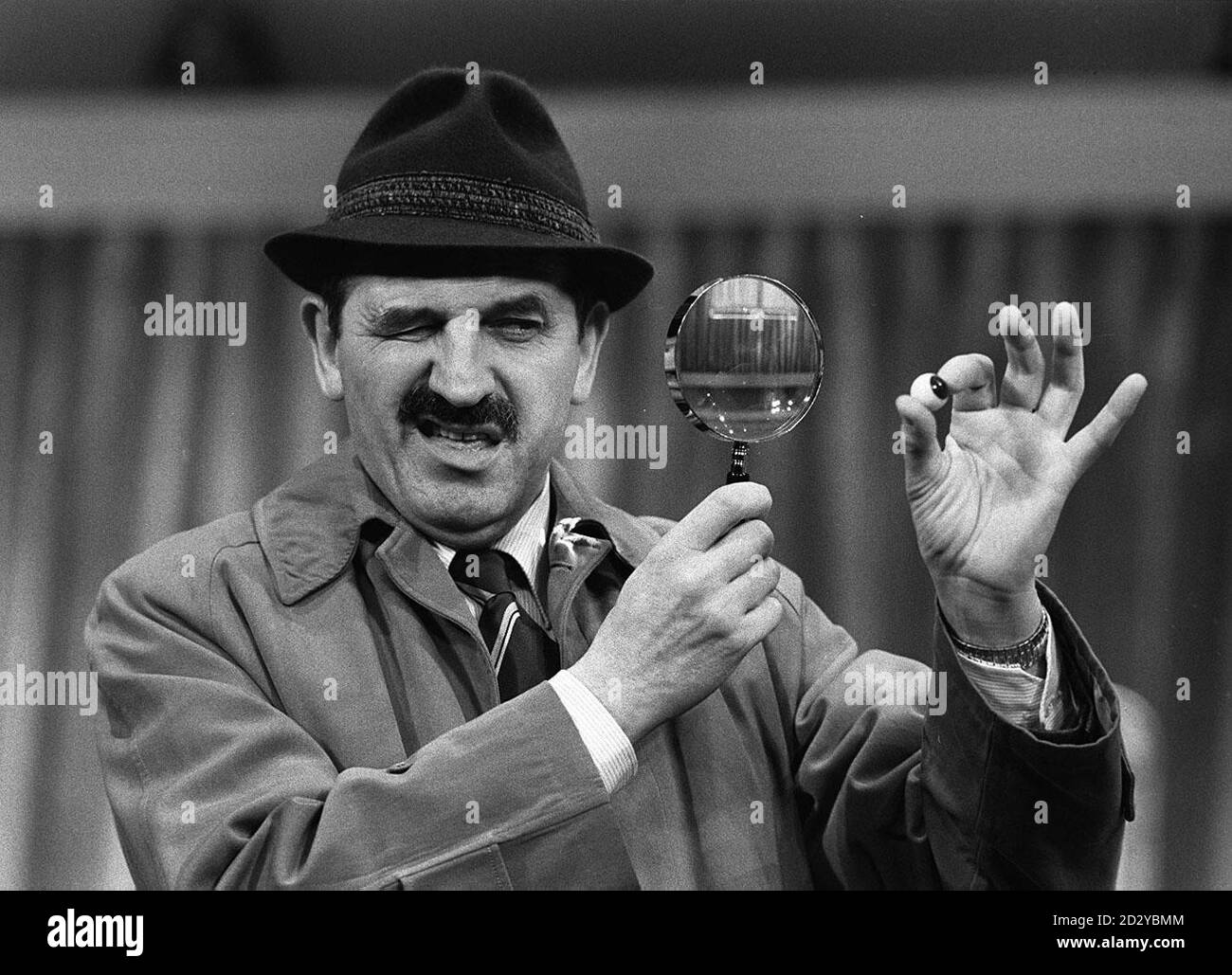 ACTOR LEONARD ROSSITER (d.1984) AT THE AMBASSADOR'S THEATRE, LONDON PREPARING FOR HIS ROLE AS THE ENIGMATIC POLICE INSPECTOR 'TRUSCOTT' IN JOE ORTON'S THEATRE PRODUCTION 'LOOT' Stock Photo