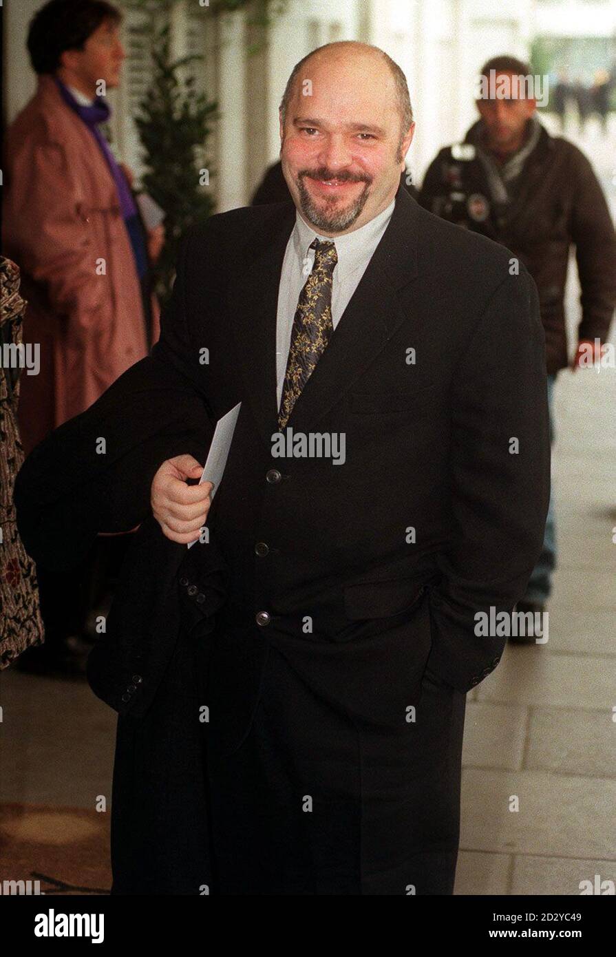 PA NEWS PHOTO 22/01/98 FILM DIRECTOR ANTHONY MINGUELLA ARRIVES FOR THE SOUTH BANK SHOW AWARDS HOSTED BY MELVYN BRAGG AT THE SAVOY HOTEL IN LONDON Stock Photo