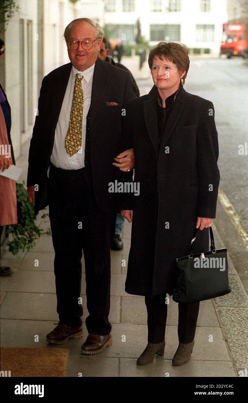 PA NEWS PHOTO 22/01/98 JOHN MORTIMER & WIFE ARRIVES FOR THE SOUTH BANK SHOW AWARDS HOSTED BY MELVYN BRAGG AT THE SAVOY HOTEL IN LONDON Stock Photo