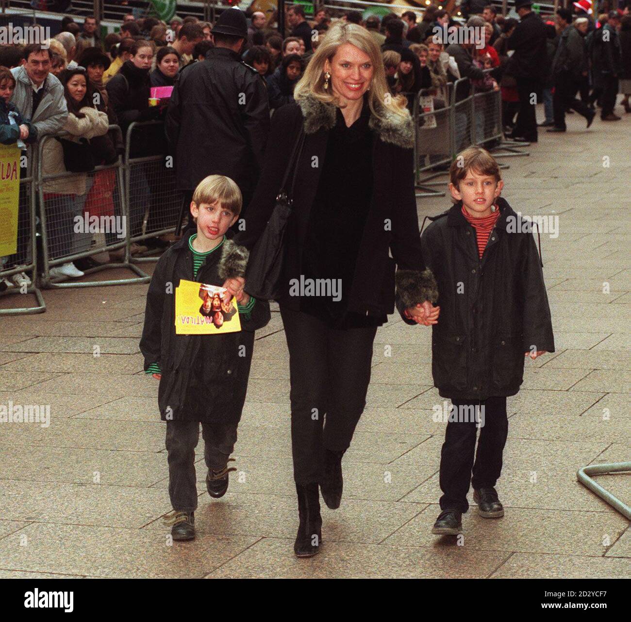PA NEWS PHOTO 15/12/96  ANNEKA RICE WITH HER SONS THOMAS AND JOSHUA ARRIVE FOR THE MOVIE PREMIERE OF 'MATILDA' Stock Photo