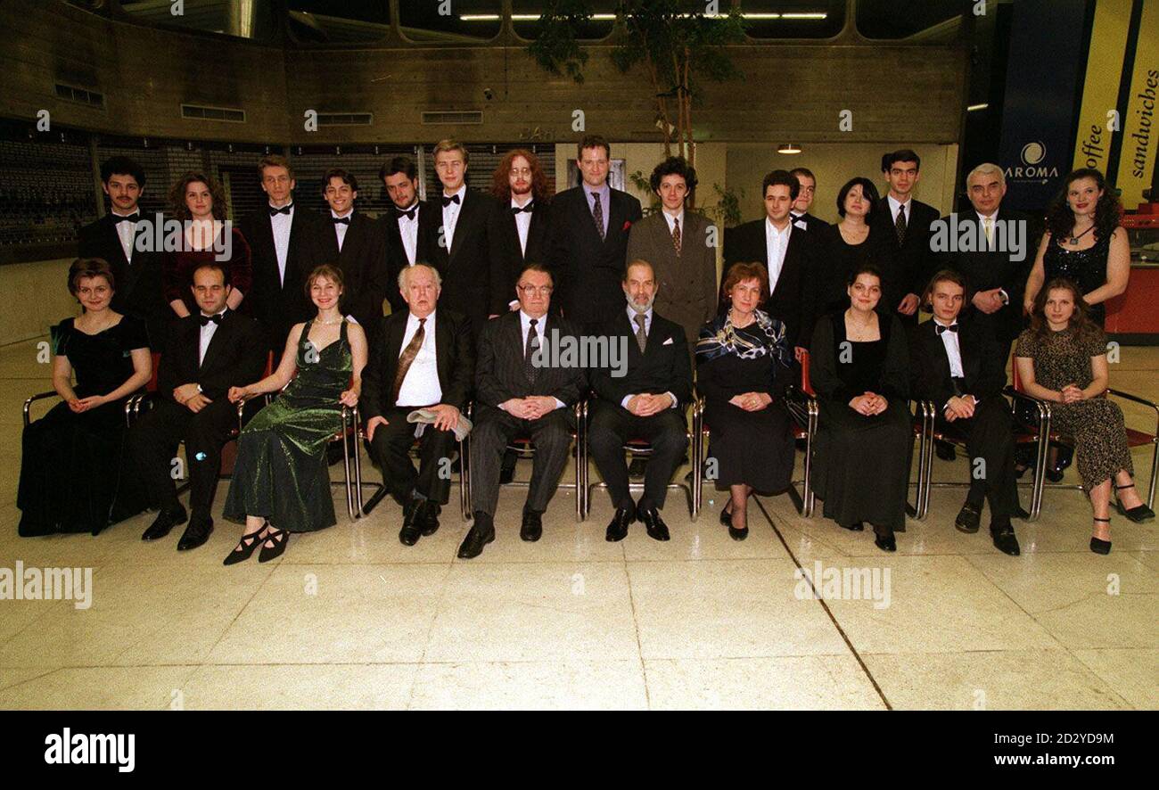 PA NEWS PHOTO 8/2/98. NEG RETURNED TO SOURCE 4/8/98. PRINCE MICHAEL OF KENT WITH THE RUSSIAN AMBASSADOR TO THE UNITED KINGDOM YURI FORINE JOIN THE RUSSIAN CHAMBER OF ORCHESTRA DURING A PHOTOCALL FOR THE FIRST CONCERT ORCHESTRA OF LONDON Stock Photo