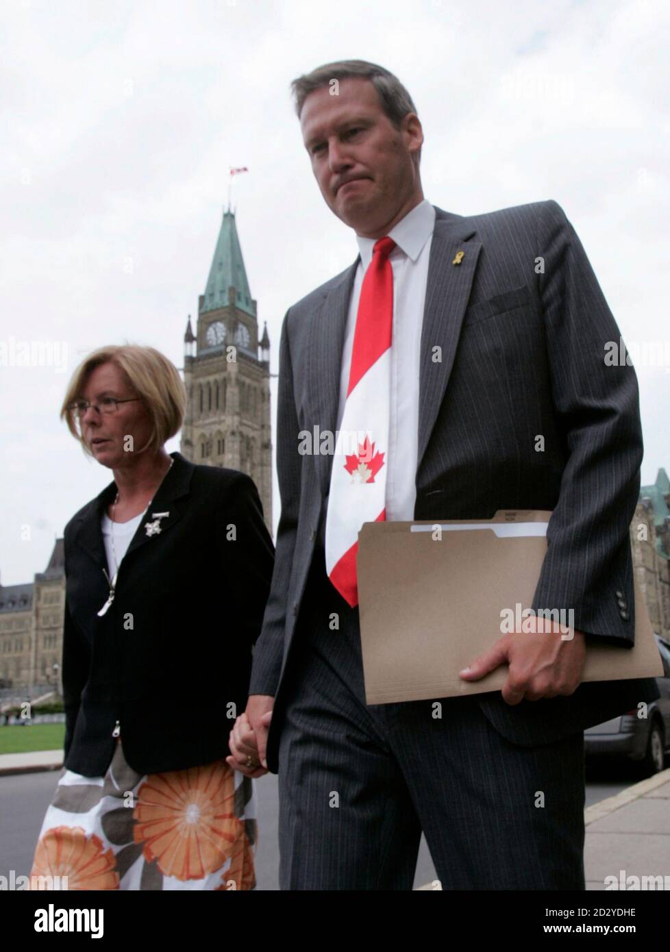 Lincoln Dinning (R) and his wife Laurie leave Parliament Hill following a news conference about their son Corporal Matthew Dinning, in Ottawa May 30, 2007. Corporal Dinning was killed with three other Canadian soldiers in a roadside explosion in Afghanistan in April 2006. Canada, trying to tackle another controversy involving its military mission to Afghanistan, ordered a probe on Wednesday into reports that Ottawa had broken promises to pay the funeral costs of those killed in action.        REUTERS/Chris Wattie   (CANADA) Stock Photo