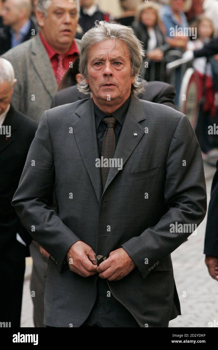 French actor Alain Delon leaves the church after the funeral services for  French actor and filmmaker Jean-Claude Brialy in Paris June 4, 2007.  REUTERS/Benoit Tessier (FRANCE Stock Photo - Alamy