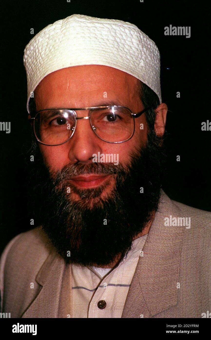 PA NEWS PHOTO 16/3/98 Yusuf Islam, the singer formerly known as Cat Stevens, during a photocall in Harrods today (Monday) to release a charity album entitled I Have No Cannons That Roar, as a tribute to the people of Bosnia. Photo by Tony Harris/PA. See PA story SHOWBIZ cat 31/03/03 : Cat Stevens who has recorded his first pop song for a quarter of a century to raise cash for children in Iraq it was announced. Sir Paul McCartney, David Bowie and George Michael have also each donated tracks to an album for the War Child charity. Hope is a follow-up to the 1995 release Help for which a range of  Stock Photo