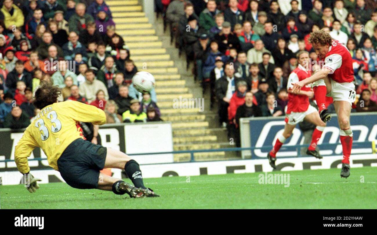 Arsenal's Ray Parlour (right) blasts in Arsenal's third and his second goal against Blackburn Rovers at Ewood Park today during their FA Carling Premiership match. (Final score 4-1 win for Arsenal) Photo by Brian Williamson/PA. Stock Photo