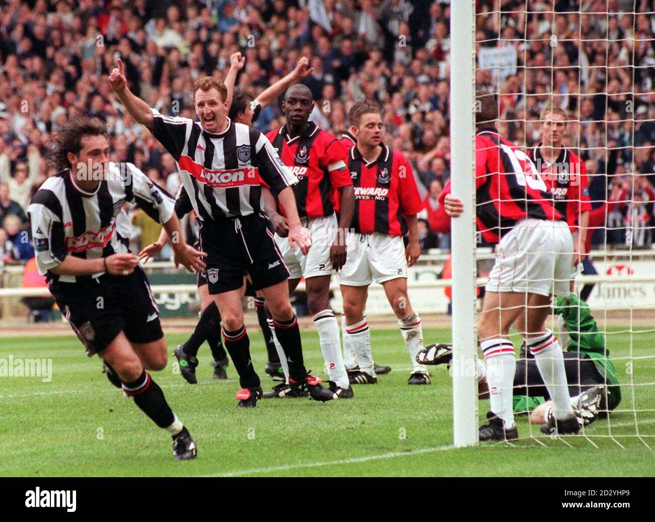 Auto windscreens shield final londons wembley stadium today sunday hi