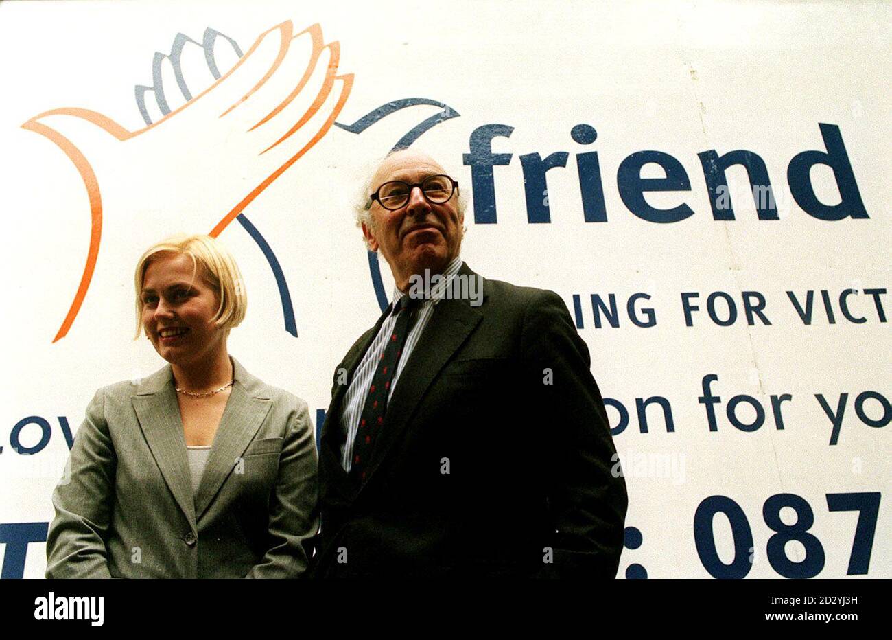 PA NEWS PHOTO 14/4/98  LISA POTTS THE FORMER NURSERY NURSE WHO WAS INJURED AS SHE HEROICALLY PROTECTED HER PUPILS FROM A VIOLENT ATTACKER WIELDING A MACHETE LAUNCHES A NEW INSURANCE PACKAGE FOR VICTIMS OF VIOLENT CRIME 'FRIEND INDEED' IN LONDON WITH SIR LOUIS BLOM-COOPER Stock Photo