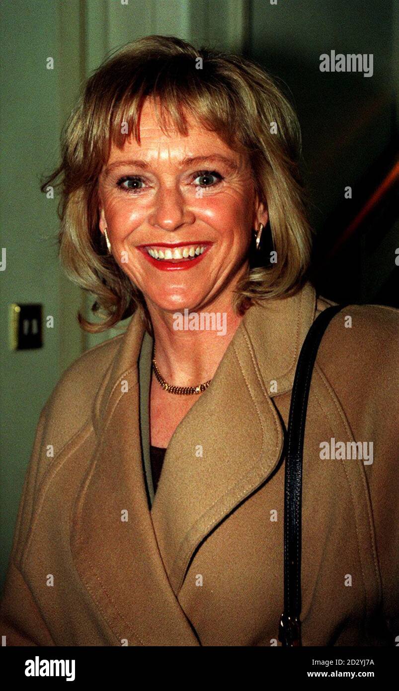PA NEWS PHOTO 10/3/98  TV SPORTS PRESENTER SUE BARKER AT THE GROSVENOR HOUSE HOTEL, LONDON FOR THE TELEVISION AND RADIO INDUSTRIES CLUB AWARDS CEREMONY Stock Photo