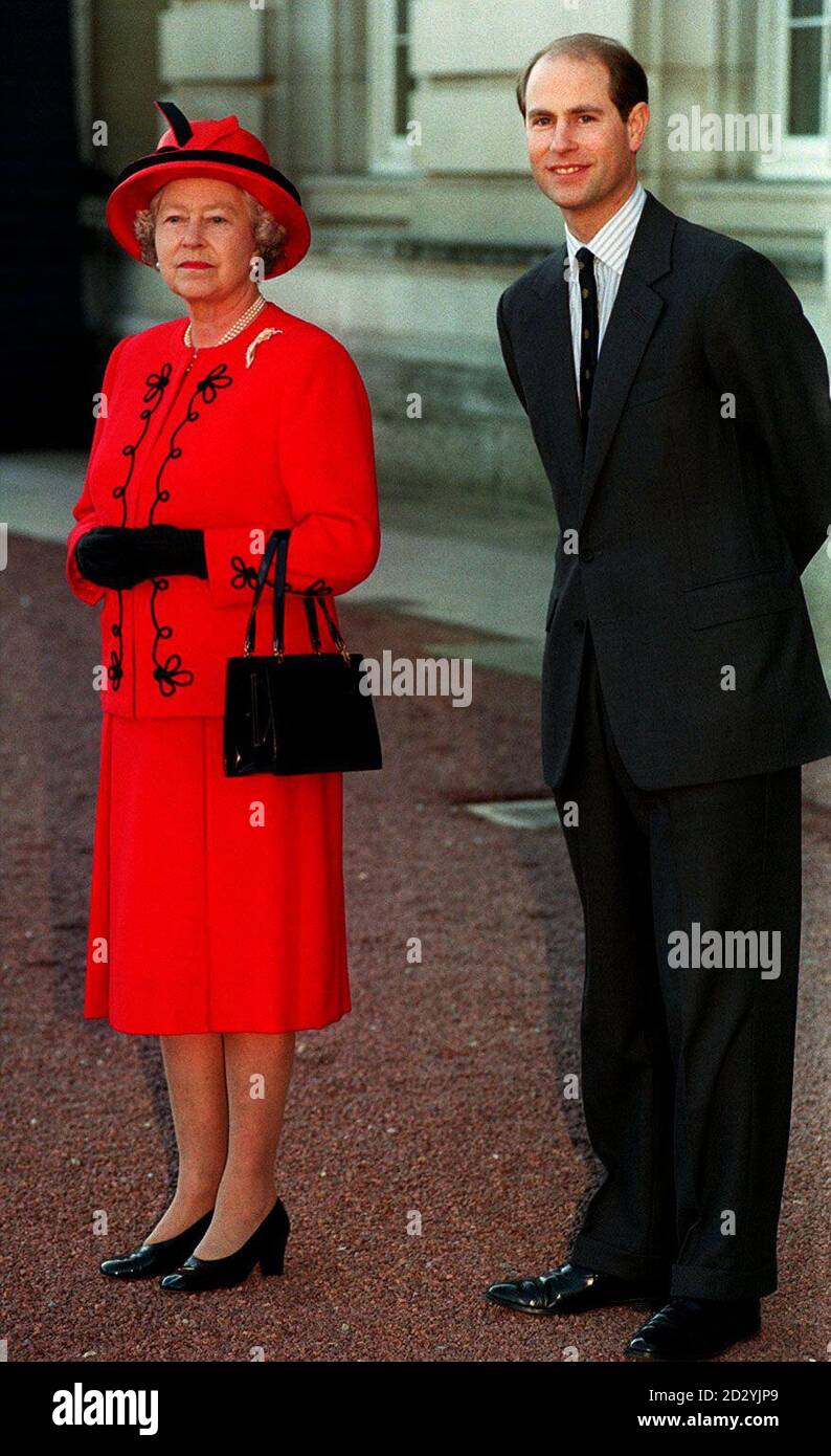 PA NEWS PHOTO 9/3/98 THE QUEEN WITH PRINCE EDWARD AT BUCKINGHAM PALACE. A  RELAY RACE FROM THE PALACE TO KUALA LUMPUR WHERE THE 16TH COMMONWEALTH  GAMES ARE TO BE HELD WAS STARTED