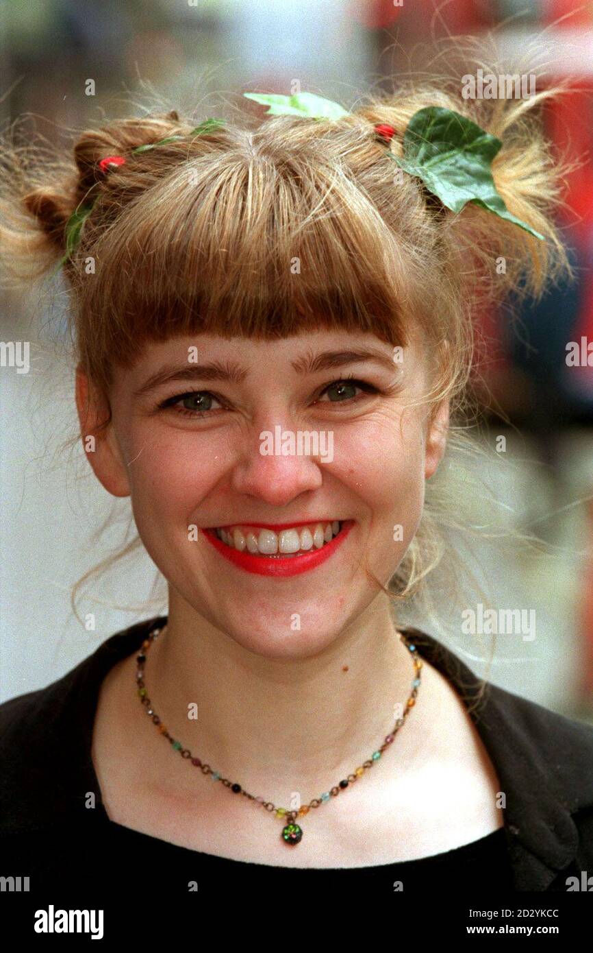 PA NEWS PHOTO 6/5/98  LIANA BRIDGES AT A PHOTOCALL IN LONDON TO LAUNCH THE TAKE OVER AS JOINT PRESENTER WITH RICHARD CADELL OF THE SOOTY SHOW, REPLACING MATTHEW CORBETT Stock Photo