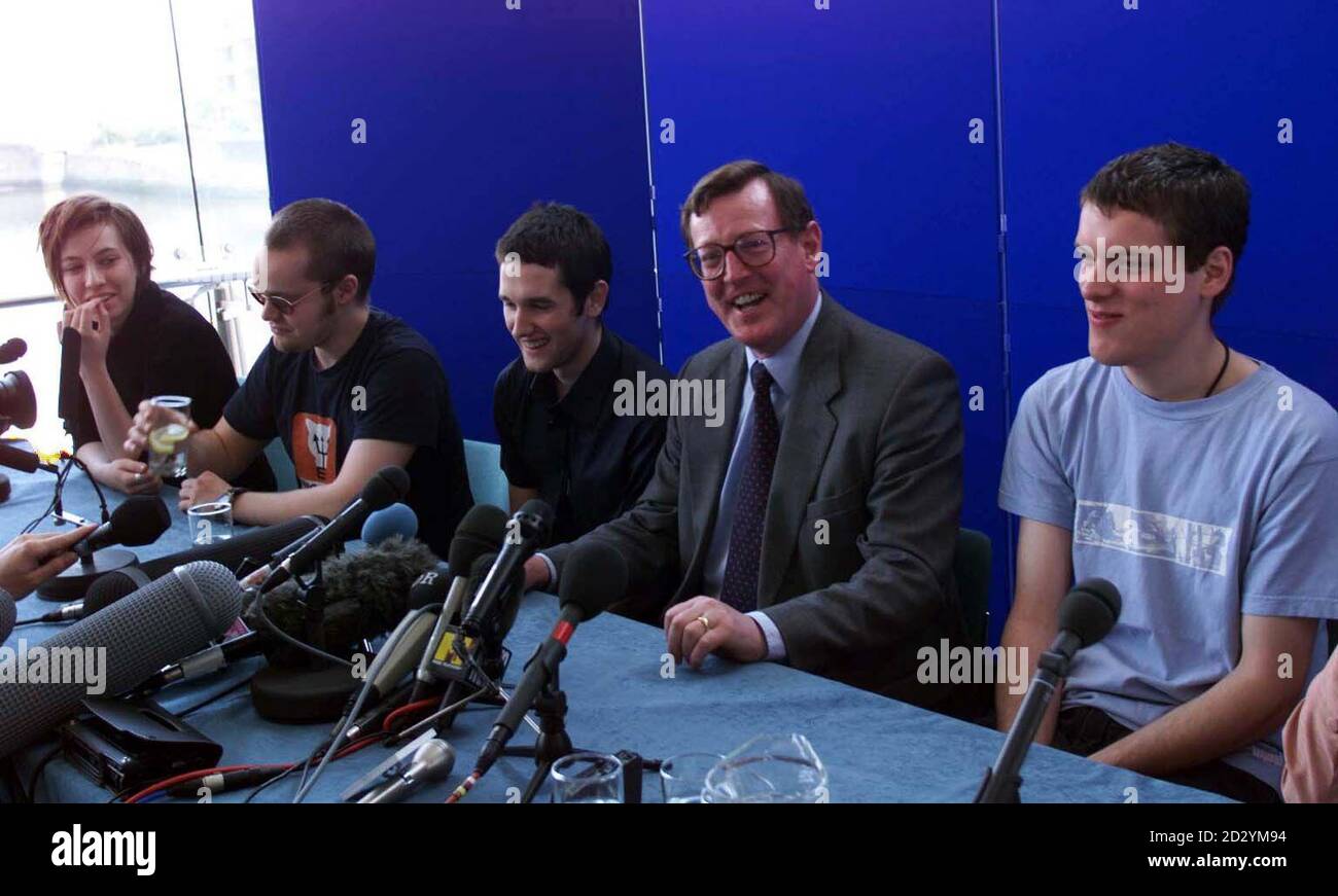 Ulster Unionist leader David Trimble  at a news conference with the Northern Ireland pop group ASH campaigning for a YES vote in Belfast today (Tuesday).  Left to Right Charlotte Hatherley, Rick McMurray, Tim Wheeler and Mark Hamilton.  EDI Photo by Chris  Bacon/PA Stock Photo