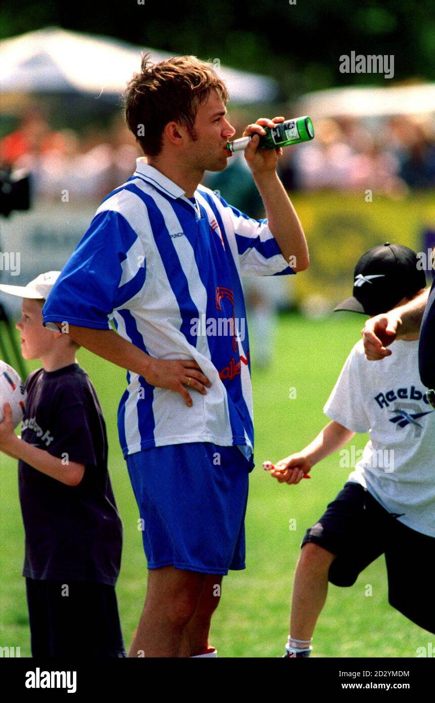PA NEWS PHOTO 17/5/98 POP STAR DAMON ALBARN OF THE BAND "BLUR" DURING THE  MUSIC INDUSTRY SOCCER SIX CHARITY FOOTBALL MATCH AT MILE END STADIUM,  LONDON Stock Photo - Alamy