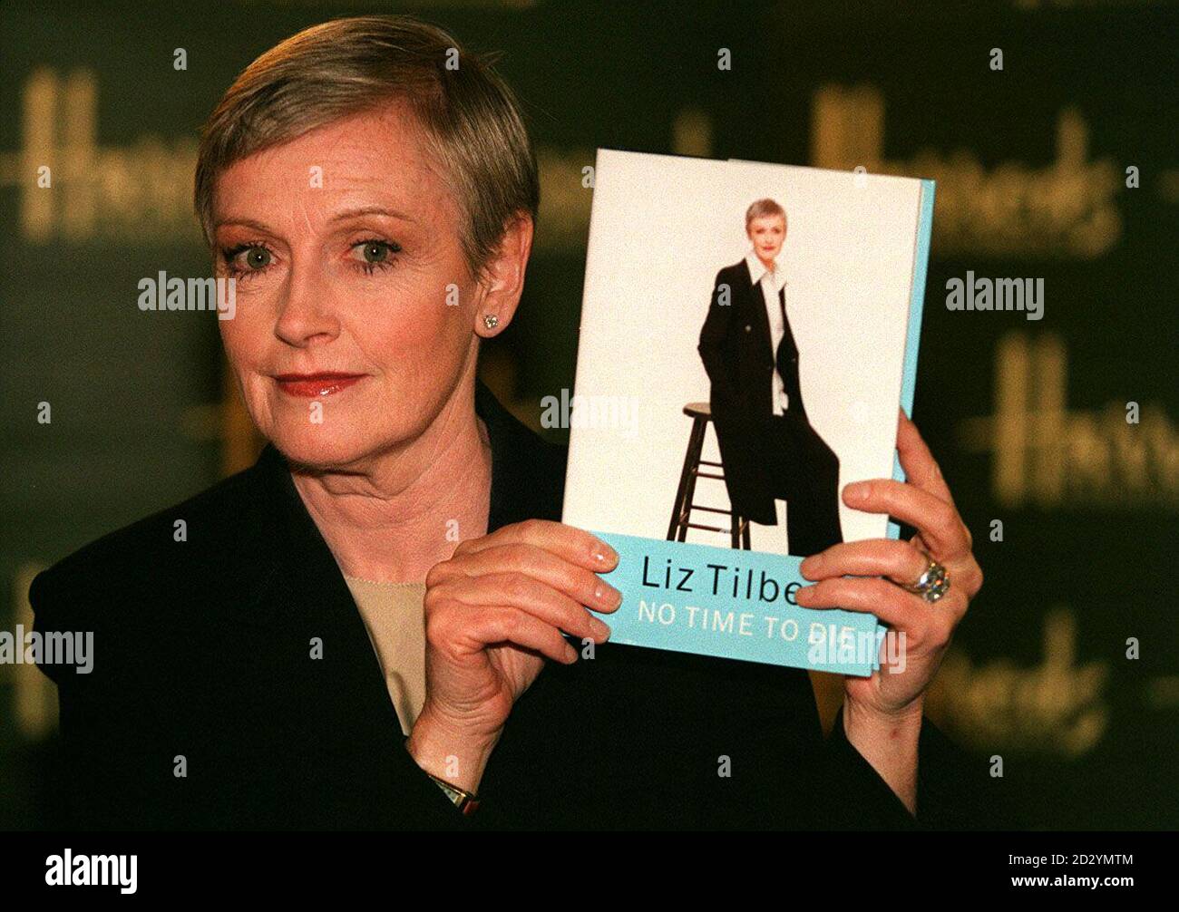 PA NEWS PHOTO 15/5/98  LIZ TILBERIS IN THE BOOK DEPARTMENT OF 'HARRODS', LONDON TO SIGN COPIES OF HER AUTOBIOGRAPHY  'NO TIME TO DIE' Stock Photo