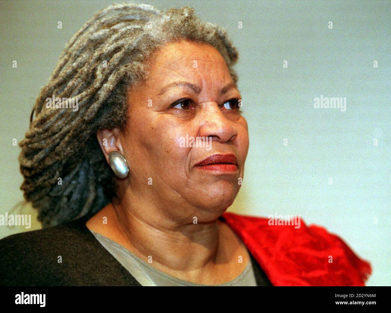 PA NEWS PHOTO 26/5/98  AMERICAN AUTHOR TONI MORRISON, WINNER OF BOTH THE PULITZER AND THE NOBEL PRIZE FOR LITERATURE, PICTURED DURING AN INTERVIEW AND A PHOTOCALL AT THE QUEEN ELIZABETH HALL, LONDON Stock Photo