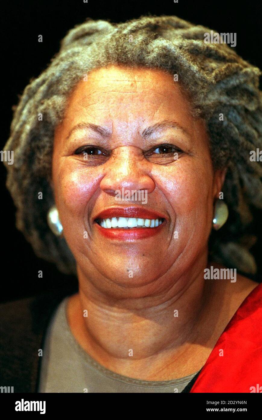 PA NEWS PHOTO 26/5/98 AMERICAN AUTHOR TONI MORRISON, WINNER OF BOTH THE PULITZER AND THE NOBEL PRIZE FOR LITERATURE, PICTURED DURING AN INTERVIEW AND A PHOTOCALL AT THE QUEEN ELIZABETH HALL, LONDON. 14/08/04: Toni Morrison is among a group of writers set to appear at a top literary festival. The Edinburgh International Book Festival is celebrating its 21st anniversary year with a star-studded cast of speakers from across the literary spectrum. The festival - which coincides with the Fringe, international and film festivals being held in the city during August - features more than 500 authors Stock Photo