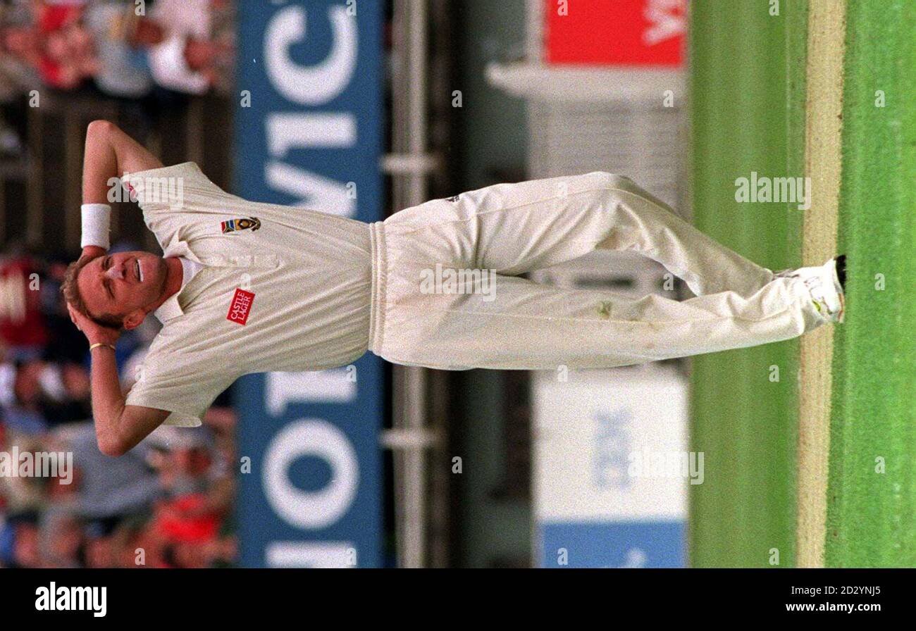 South Africa S Allan Donald Holds His Hands To His Head As England Continue To Score Runs During The First Day Of The 1st Test At Edgbaston Today Thursday Picture By David Jones Pa