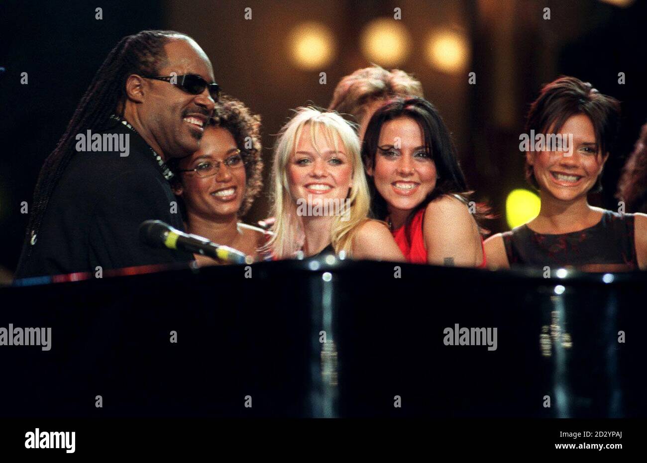PA NEWS PHOTO 9/6/98 "THE SPICE GIRLS" PERFORMING ON STAGE WITH SINGER