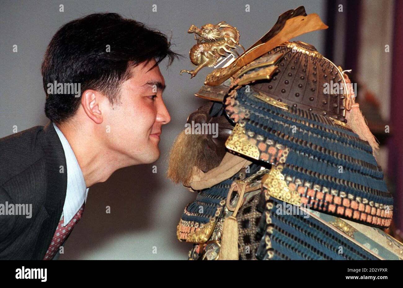 PA NEWS PHOTO 11/6/98  SEIJI INAMI, JUNIOR SPECIALIST IN SAMURAI ART AT CHRISTIE'S IN LONDON WITH A KON ITO ODOSHI DO-MARU (AN ARMOUR WITH DARK BLUE LACED CUIRASS WRAPPING) WHICH IS EXPECTED TO FETCH  45-50, 000 AT A SALE OF SAMURAI ART ON MONDAY 15TH JUNE 1998 Stock Photo