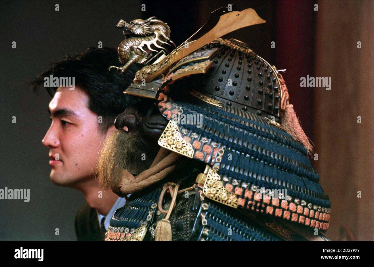 PA NEWS PHOTO 11/6/98  SEIJI INAMI, JUNIOR SPECIALIST IN SAMURAI ART AT CHRISTIE'S IN LONDON WITH A KON ITO ODOSHI DO-MARU (AN ARMOUR WITH DARK BLUE LACED CUIRASS WRAPPING) WHICH IS EXPECTED TO FETCH  45-50, 000 AT A SALE OF SAMURAI ART ON MONDAY 15TH JUNE 1998 Stock Photo